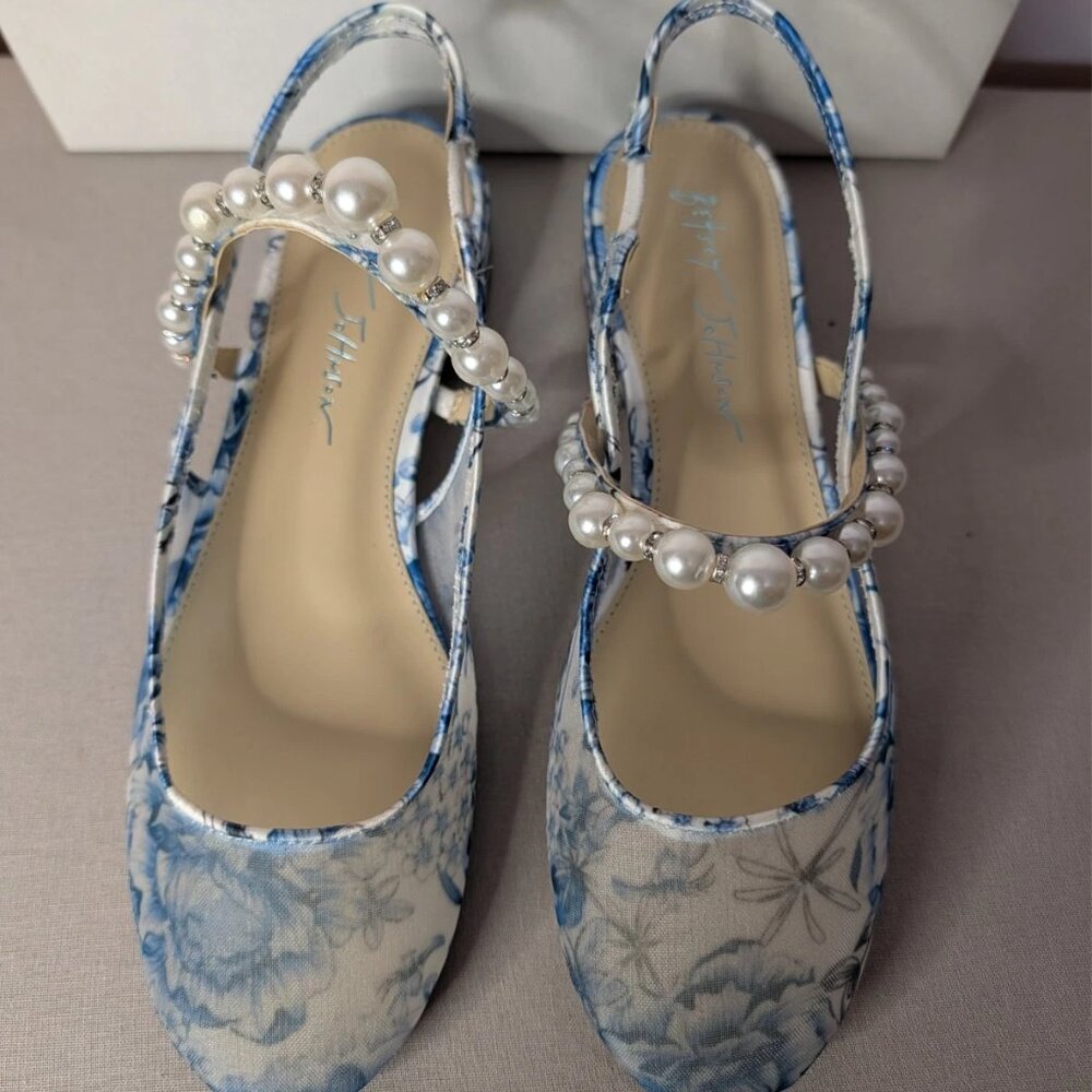 NEW Betsey Johnson Kids Floral Pump Size 5 Blue White Toile Pearl Strap Heel - Picture 3 of 9